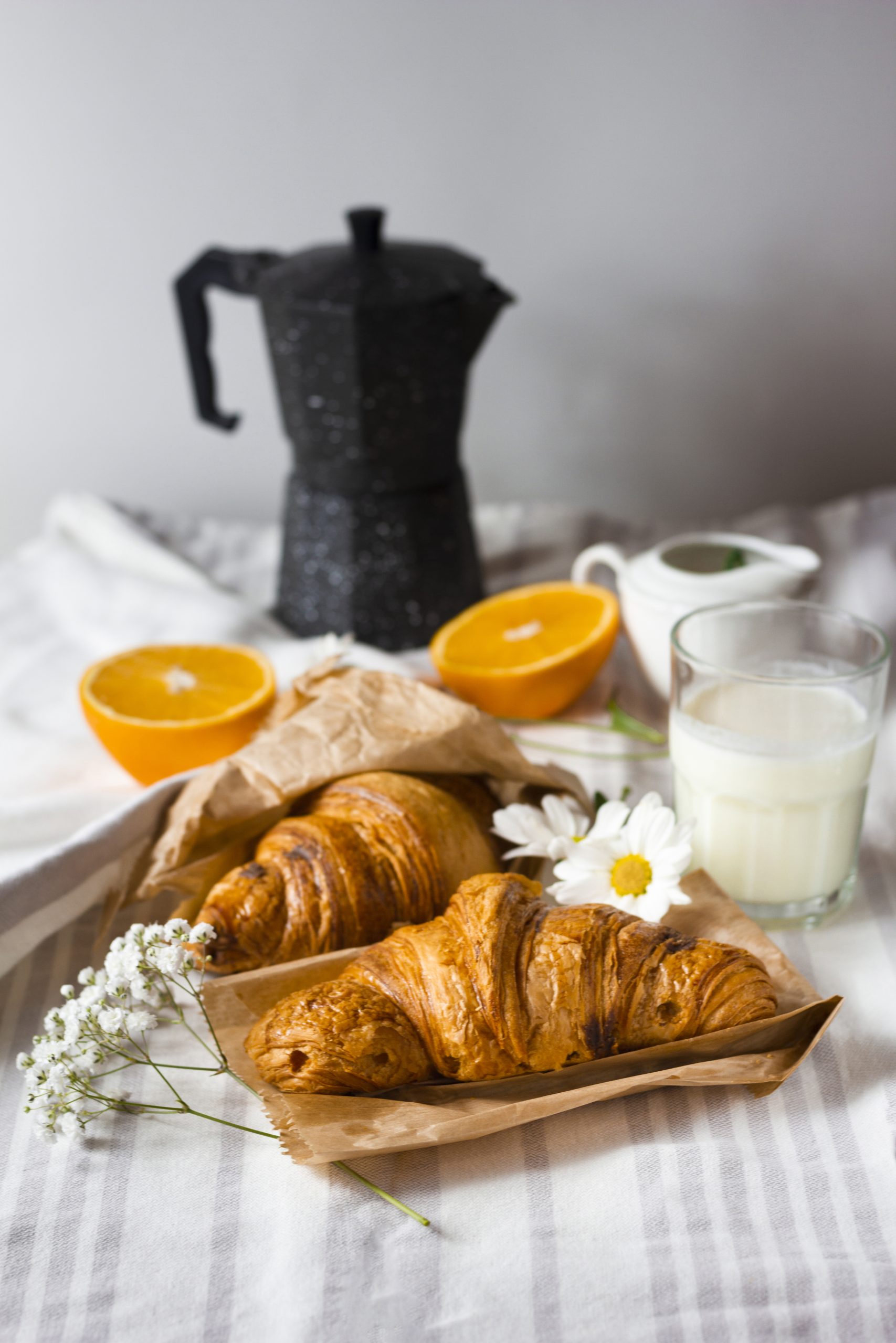 croissants con naranjas en rodajas y leche