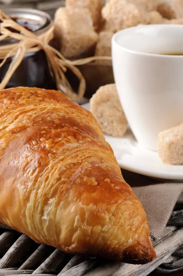 desayune con café el croissant francés y el atasco 20556317